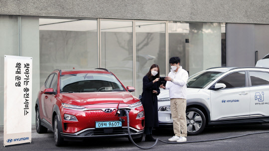현대자동차가 전기차 고객의 만족도 제고를 위해 '찾아가는 충전 서비스'를 13일부터 확대 운영한다고 밝혔다. <현대자동차 제공>